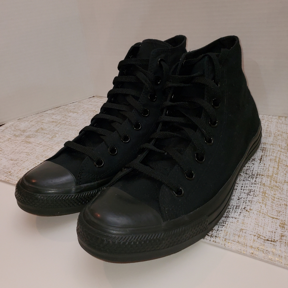 Unisex black converse, Men suze 10.5 Women size 12.5. NWOT, perfect condition.